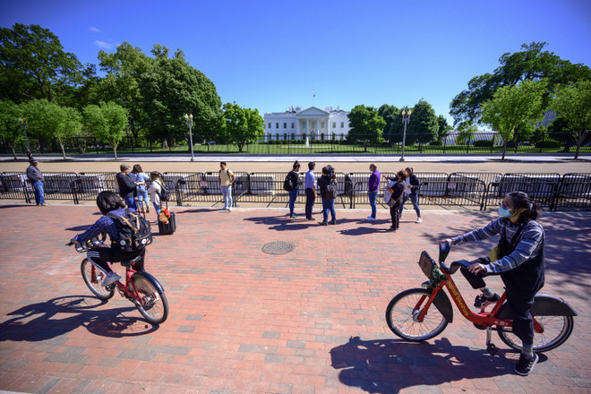 Dịch COVID-19: Nhiều bang tại Mỹ bắt đầu bỏ quy định đeo khẩu trang ảnh 1