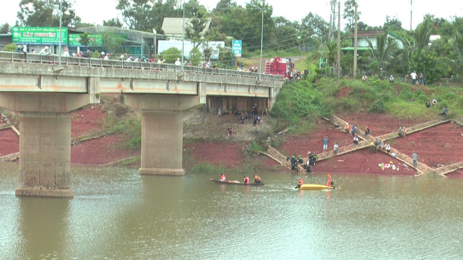 Khẩn trương tìm kiếm người mất tích khi đi câu cá ở hồ thủy điện ảnh 1