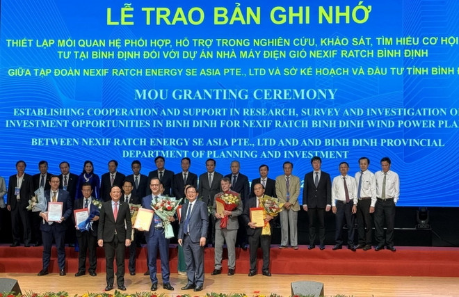 UBND tỉnh Bình Định trao biên bản thỏa thuận hợp tác và biên bản ghi nhớ cho 6 nhà đầu tư với 18 dự án. (Ảnh: Lê Phước Ngọc/TTXVN) ttxvn_binh dinh dau tu.jpg