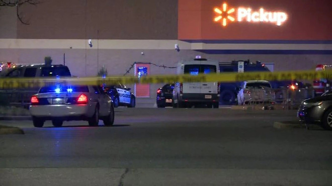 Cảnh sát phong tỏa hiện trường vụ xả súng tại siêu thị Walmart ở bang Virginia, Mỹ ngày 22/11/2022. (Ảnh: CNN/TTXVN) Mỹ xác nhận số thương vong trong vụ xả súng tại siêu thị Walmart ảnh 1