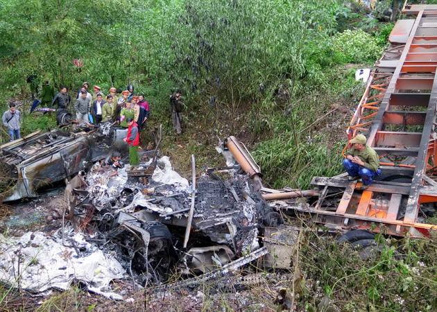 Xe ôtô đầu kéo hất xe cảnh sát xuống vực, 2 người thương vong ảnh 1