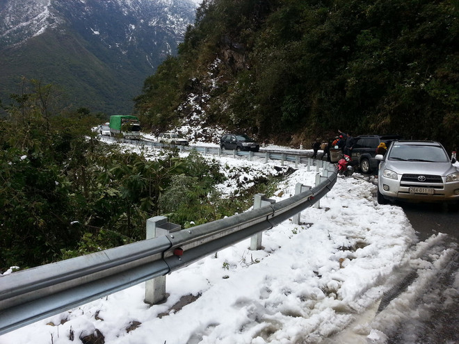 Sa Pa: Tuyết phủ trắng nhiều con đường, có nơi dày hơn 10cm ảnh 1
