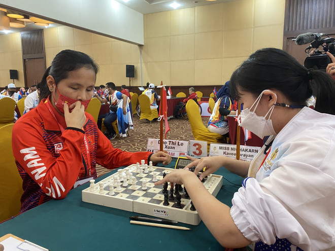 Nữ kỳ thủ Việt Nam Đào Thị Lệ Xuân đối đầu đối thủ người Thái Lan trong trận thi đấu vòng loại nội dung cờ vua tiêu chuẩn vào sáng 31/7 tại thành phố Surakarta của Indonesia. (Ảnh: Hữu Chiến-Văn Phong/TTXVN) ASEAN Para Games: Đoàn Việt Nam lập kỳ tích trong môn bơi và cờ vua ảnh 2