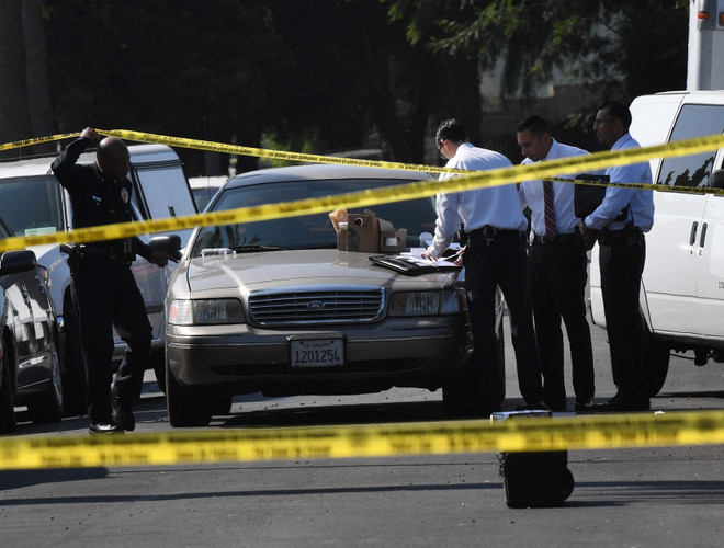 Hiện trường một vụ xả súng tại Los Angeles, Mỹ, ngày 15/10/2016. (Ảnh: AFP/TTXVN) Cảnh sát Mỹ điều tra vụ bắn súng khiến bé trai 6 tuổi thiệt mạng ảnh 1