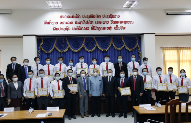 Phó Thủ tướng Lào Kikeo Khaykhamphithoune (giữa) cùng các quan chức chụp ảnh lưu niệm với Đoàn chuyên gia y tế Việt Nam. (Ảnh: Phạm Kiên/TTXVN) Lào đánh giá cao sự hỗ trợ của Đoàn chuyên gia y tế Việt Nam ảnh 1