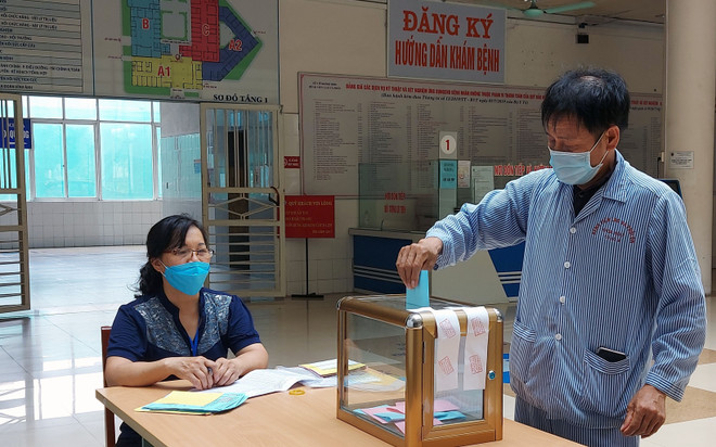 Bệnh nhân ở Bệnh viện Lao Phổi tỉnh Quảng Ninh thực hiện quyền bầu cử. (Ảnh: Văn Đức/TTXVN) Thực hiện tốt công tác phân luồng, điều tiết cử tri tại các tổ bầu cử ảnh 1