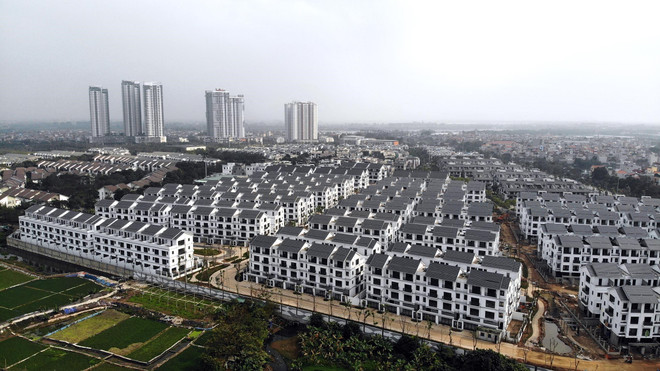 Thị trường bất động sản đang ở tình trạng cung lớn hơn cầu. (Ảnh: TTXVN) Tránh hình thành “quả bom nợ Evergrande" phiên bản Việt Nam ảnh 2