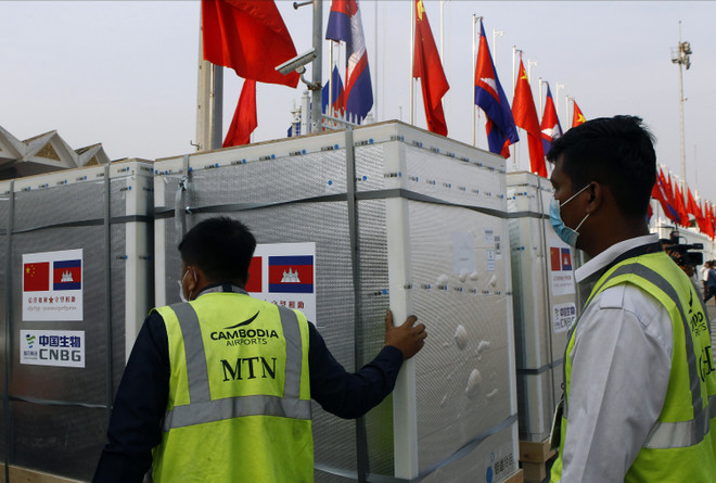Campuchia tiếp nhận vắcxin COVID-19 do Trung Quốc viện trợ. (Ảnh: AP) Các nước Đông Nam Á nỗ lực ứng phó với dịch bệnh COVID-19 ảnh 1