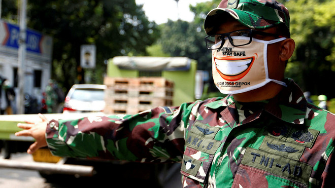 Quân đội Indonesia tham gia phòng chống dịch COVID-19. (Ảnh: Reuters) Các nước Đông Nam Á nỗ lực ứng phó với dịch bệnh COVID-19 ảnh 2