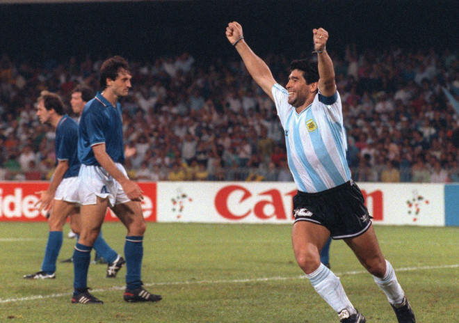 Tiền đạo Argentina Diego Maradona (phải) ăn mừng bàn thắng vào lưới tuyển Italy trong trận bán kết World Cup 1990 tại Naples, Italy, ngày 3/7/1990. (Ảnh: AFP/TTXVN) Đấu giá trực tuyến hàng chục món đồ của huyền thoại bóng đá Maradona ảnh 1