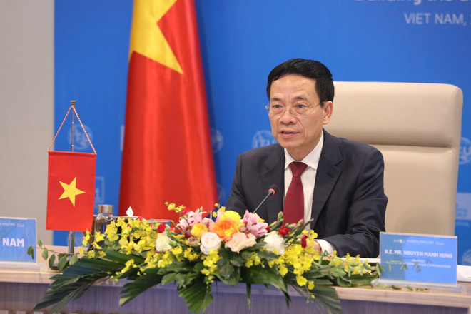 Bộ trưởng Bộ Thông tin và Truyền thông Nguyễn Mạnh Hùng phát biểu. (Ảnh: Minh Quyết/TTXVN) Chuyển đổi số không chỉ là thay đổi công nghệ mà cả tư duy ảnh 1