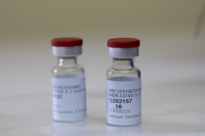 Vaccine ngừa COVID-19 của Johnson & Johnson. (Ảnh: AFP/TTXVN) Mỹ kéo dài thời gian tạm dừng sử dụng vaccine Johnson & Johnson ảnh 1
