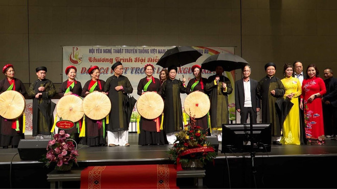 Tiết mục hát dân ca tại Hội diễn “Dân ca trong lòng người xa xứ.” (Ảnh: Phương Hoa/Vietnam+) nguoi-viet-tai-duc-2-5604.jpg