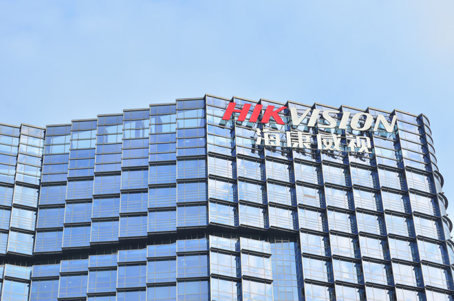 Mỹ cáo buộc quân đội Trung Quốc đứng đằng sau Hikvision. (Ảnh: Wikimedia) Mỹ cáo buộc quân đội Trung Quốc đứng đằng sau các 'đại gia' công nghệ ảnh 1