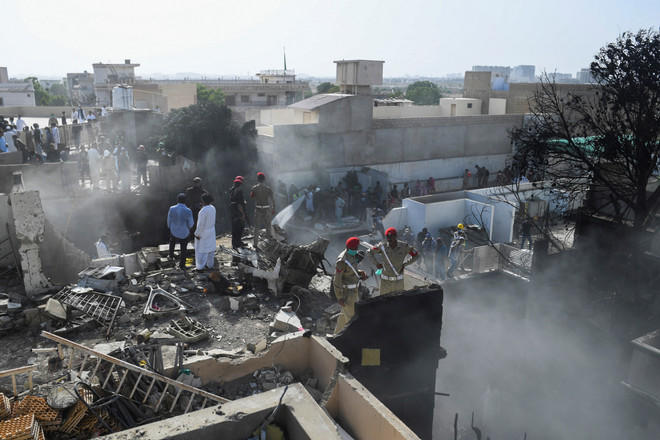 Hiện trường vụ rơi máy bay ở Karachi. (Ảnh: AFP/TTXVN) Khoảng 40% phi công tại Pakistan dùng giấy phép bay giả ảnh 1