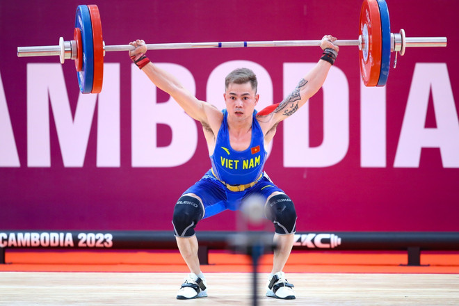 Vận động viên Lại Gia Thành giành huy chương Vàng môn Cử tạ ở hạng cân 55kg nam với tổng cử 261kg. (Ảnh: TTXVN) SEA Games 32: Lại Gia Thành - Niềm tự hào của Cử tạ Việt Nam ảnh 1