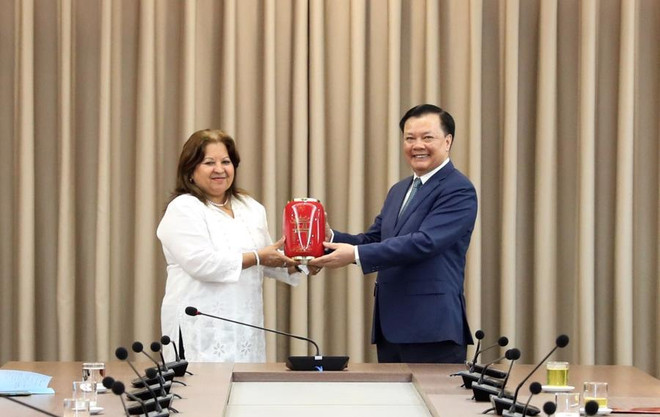 Bí thư Thành ủy Hà Nội Đinh Tiến Dũng tặng quà lưu niệm Ủy viên Bộ Chính trị, Đại biểu Quốc hội, Thành viên Hội đồng nhà nước, Tổng thư ký Hội Liên hiệp Phụ nữ Cuba Teresa Maria Amarelle Boué. (Ảnh: TTXVN phát) Hà Nội và Cuba tăng cường hợp tác trong công tác phụ nữ ảnh 1