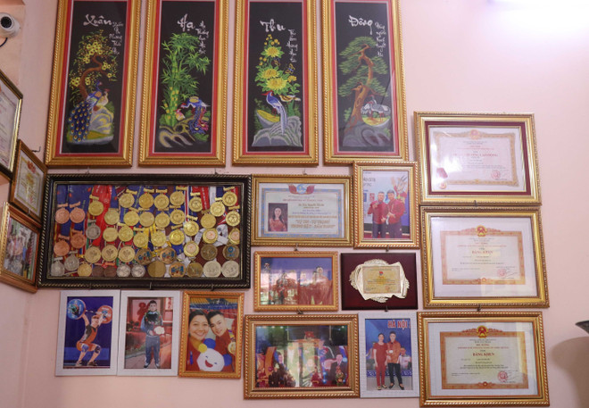 Bảng thành tích các Bằng khen, huy chương mà Lại Gia Thành đạt được qua các giải đấu được treo tại vị trí trang trọng tại gia đình. (Ảnh: Thái Hùng/TTXVN) SEA Games 32: Lại Gia Thành - Niềm tự hào của Cử tạ Việt Nam ảnh 3