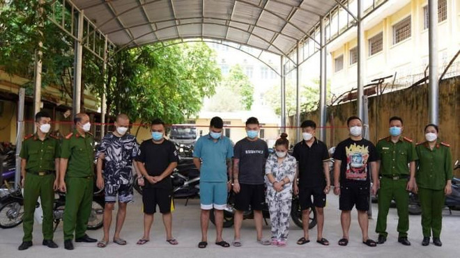 Nhóm đối tượng tổ chức sử dụng ma túy ở Hòa Bình (Nguồn: Công an Thành phố Hòa Bình) Hòa Bình: Phát hiện 17 khách ở khu nghỉ dương tính với ma túy ảnh 1