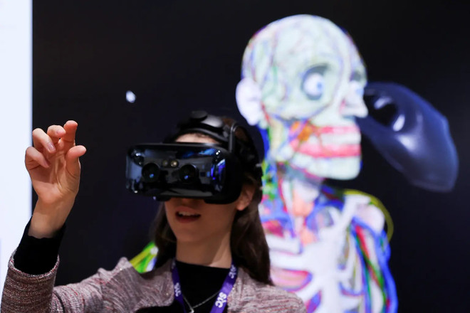 Một người dùng đang trải nghiệm kính VR. (Ảnh: Reuters) OG - công nghệ tạo mùi hương độc đáo trong môi trường thực tế ảo ảnh 2