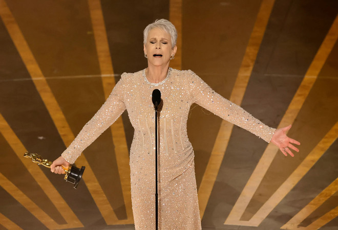 Oscar 2023: Jamie Lee Curtis đoạt tượng vàng đầu tiên trong sự nghiệp ảnh 1