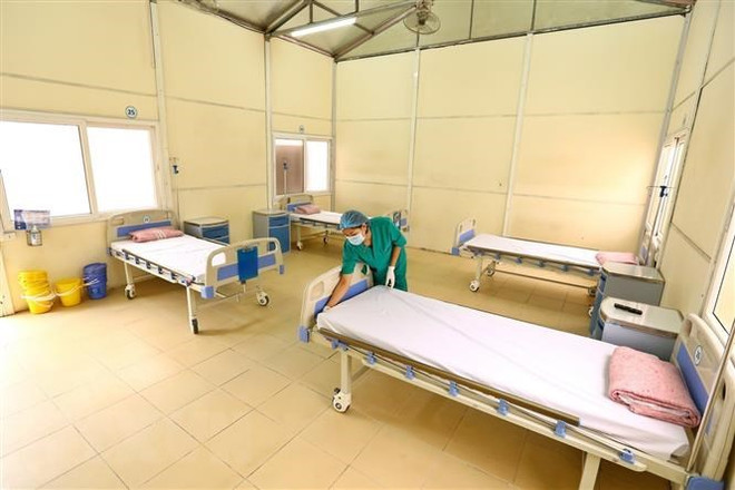 Một khu bệnh viện dã chiến tăng cường, sẵn sàng khi có trường hợp cấp bách. (Ảnh: Minh Quyết/TTXVN) Khẩn trương hoàn thiện mô hình bệnh viện dã chiến điều trị COVID-19 ảnh 1