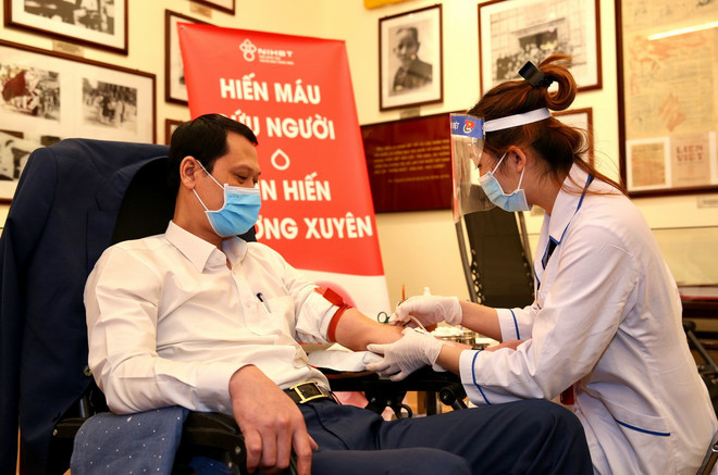Cán bộ, công chức, viên chức Ủy ban Trung ương MTTQ Việt Nam tham gia hiến máu. (Ảnh: Dương Giang/TTXVN) Ủy ban Trung ương MTTQ Việt Nam phát động toàn dân hiến máu ảnh 1