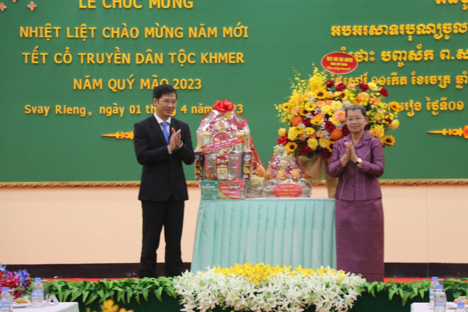 Lãnh đạo Long An và Tây Ninh chúc tết Chol Chnam Thmay tại Campuchia ảnh 1