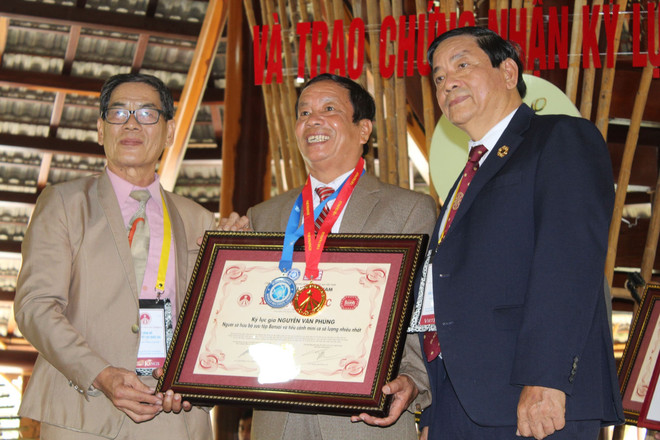 Gặp gỡ Kỷ lục gia thế giới với bộ sưu tập 5.600 bonsai, tiểu cảnh mini ảnh 1