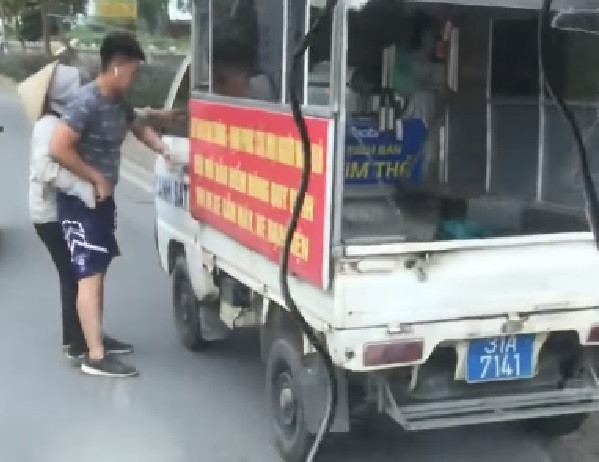 Cán bộ công an mặc quần soóc đi bắt hàng rong bị cảnh cáo, điều chuyển ảnh 1