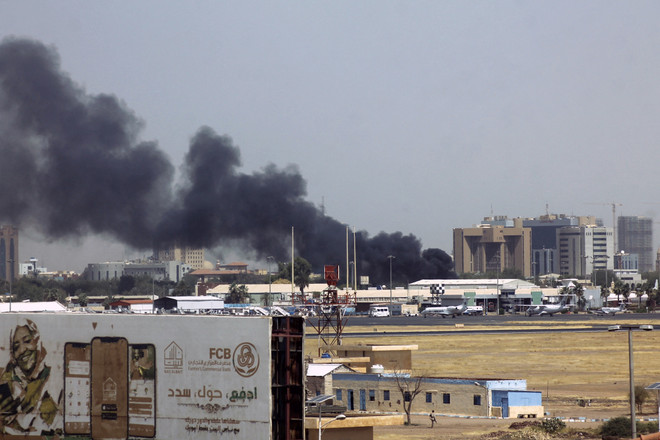 Khói bốc lên sau các cuộc giao tranh gần sân bay Khartoum, Sudan, ngày 15/4/2023. (Ảnh: AFP/TTXVN) Hội đồng AU họp khẩn về diễn biến chính trị và an ninh tại Sudan ảnh 1