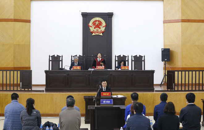 Chủ tọa phiên tòa đọc bản tuyên án các bị cáo. (Ảnh: Doãn Tấn/TTXVN) Vụ án tại CDC Hà Nội: Bài học về sự thượng tôn pháp luật ảnh 1