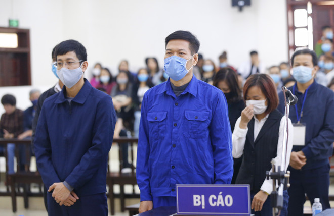 Bị cáo Nguyễn Nhật Cảm và các đồng phạm nghe Tòa tuyên án. (Ảnh: Doãn Tấn/TTXVN) Vụ án tại CDC Hà Nội: Bài học về sự thượng tôn pháp luật ảnh 3