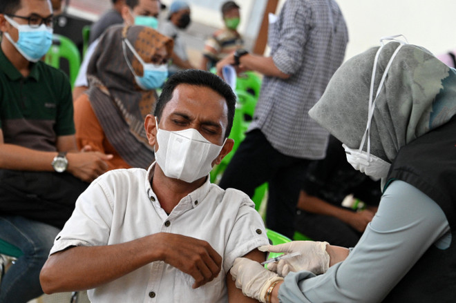 Indonesia và Malaysia tăng cường cảnh giác trước biến thể Omicron ảnh 1