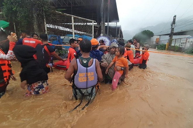 Mưa lớn do ảnh hưởng của bão nhiệt đới Rai gây ngập lụt nhiều khu vực tại Cagayan de Oro, phía nam đảo Mindanao, Philippines, ngày 16/12/2021. (Ảnh: AFP/TTXVN) Bão Rai mạnh lên cấp cao nhất, sức gió 240 km/h khi đổ bộ Philippines ảnh 1