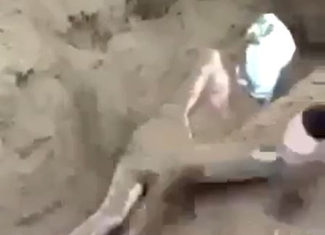 Vụ "chôn sống người dưới hố cát:" ở Nghệ An: Đừng để trò đùa đi quá xa ảnh 1