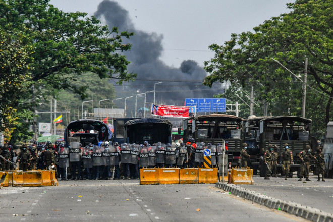 Cảnh sát Myanmar siết chặt an ninh tại quận Hlaingthaya, thành phố Yangon ngày 14/3/2121. (Ảnh: AFP/TTXVN) Hội đồng Bảo an Liên hợp quốc lên kế hoạch họp về tình hình Myanmar ảnh 1