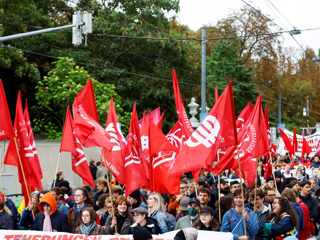 Hàng nghìn người biểu tình phản đối tình trạng lạm phát tăng tại Áo ảnh 1