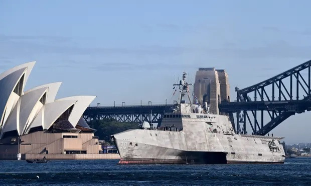 Lễ phiên chế tàu chiến USS Canberra được tổ chức tại căn cứ hải quân Australia trên cảng Sydney. (Nguồn: AP) Mỹ lần đầu tiên tổ chức phiên chế tàu chiến hải quân ở nước ngoài ảnh 1