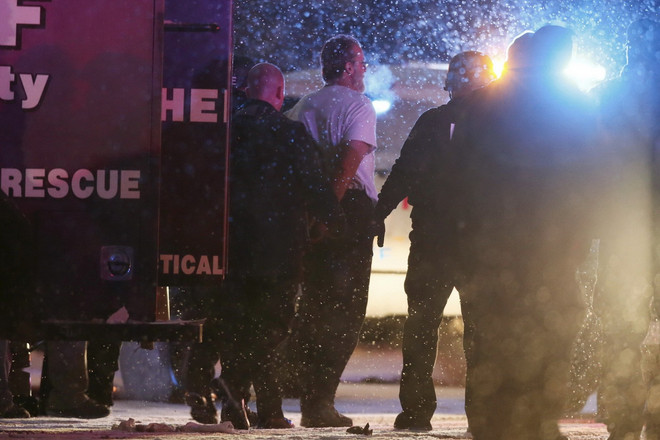 Mỹ: Đối tượng nghi mang theo bom, xả súng làm 11 người thương vong ảnh 1