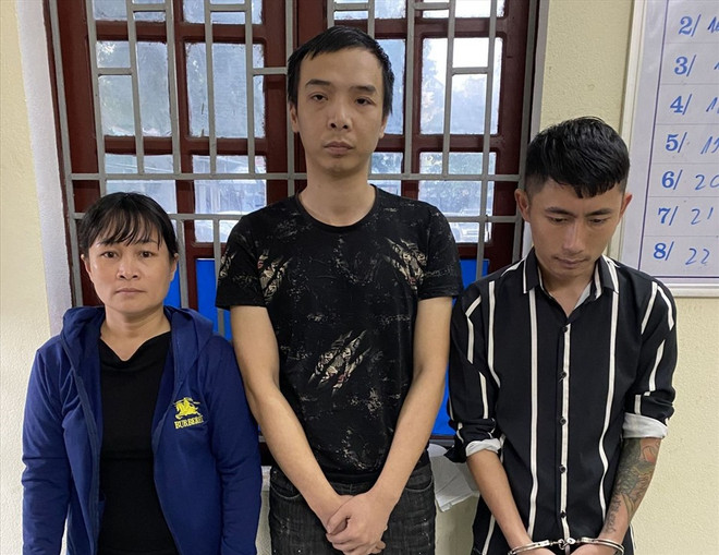 Các đối tượng tại trụ sở cơ quan điều tra. (Ảnh: Công an Thanh Hóa) Thanh Hóa: Bắt ổ nhóm bảo kê, cưỡng đoạt tiền thương lái tại làng nghề ảnh 1