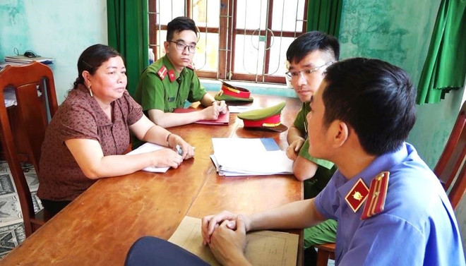Đối tượng Nguyễn Thị Vân tại cơ quan công an. (Ảnh: TTXVN phát) Quảng Bình: Giám đốc HTX bị bắt do tham ô hơn 256 triệu đồng ảnh 1