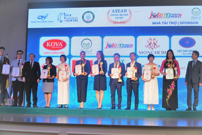 Ông Lê Gia Kiên - Tham tán, Đại sứ quán Việt Nam tại Malaysia (ngoài cùng bên phải) trao chứng nhận Thương hiệu mạnh ASEAN 2023 cho các doanh nghiệp. (Ảnh: Hằng Linh/TTXVN) Diễn đàn Hợp tác kinh tế Việt Nam-ASEAN diễn ra tại Malaysia ảnh 1