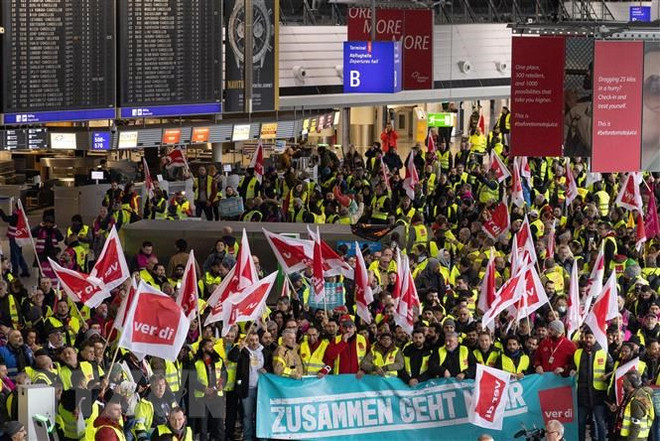 Nhân viên tham gia đình công yêu cầu tăng lương tại sân bay Frankfurt, miền tây nước Đức, ngày 17/2/2023. (Ảnh: AFP/TTXVN) Đức: Các nghiệp đoàn và giới chủ đạt được thoả thuận về tăng lương ảnh 1
