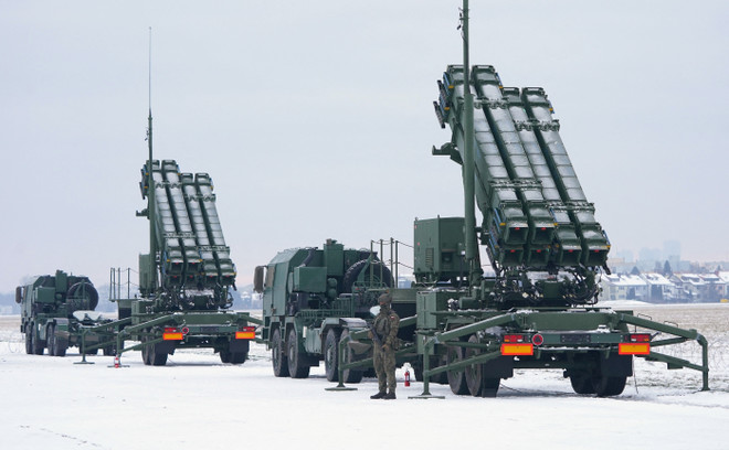 Hệ thống phòng không Patriot tại sân bay Warsaw Babice, Ba Lan, ngày 7/2/2023. (Ảnh: AFP/TTXVN) Ba Lan muốn duy trì các hệ thống phòng không Patriot của Đức ảnh 1