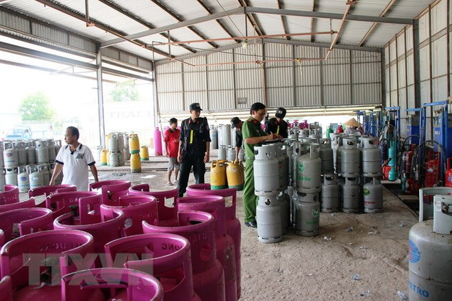 Công an tỉnh Tây Ninh kiểm tra kho chứa bình đựng gas của Công ty Trách nhiệm hữu hạn Sản xuất-Thương Mại Thái Dương. (Ảnh: Lê Đức Hoảnh/TTXVN) Cạnh tranh không lành mạnh trong kinh doanh khí LPG còn phức tạp ảnh 2