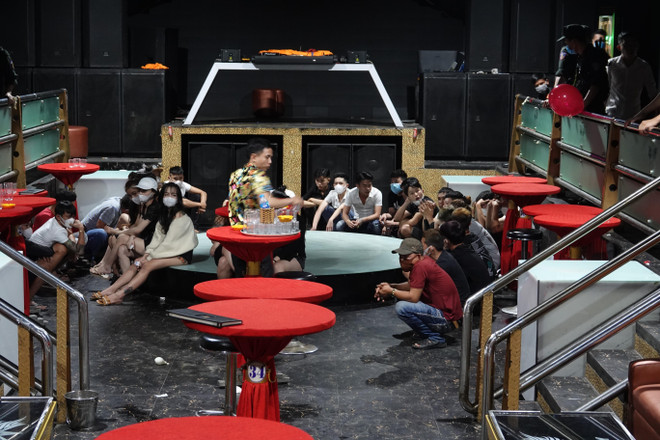 Kiểm tra quán bar Holiday Club tại Tây Ninh phát hiện 33 đối tượng dương tính với ma túy. (Ảnh: Lê Đức Hoảnh/TTXVN) Đột kích quán bar hoạt động không phép, 33 người dương tính với ma túy ảnh 1