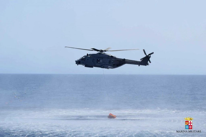 Cận cảnh giây phút tàu chở 500 người di cư bị lật ở Địa Trung Hải ảnh 10