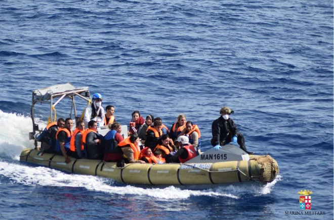 Cận cảnh giây phút tàu chở 500 người di cư bị lật ở Địa Trung Hải ảnh 11