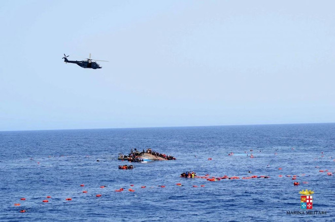 Cận cảnh giây phút tàu chở 500 người di cư bị lật ở Địa Trung Hải ảnh 9